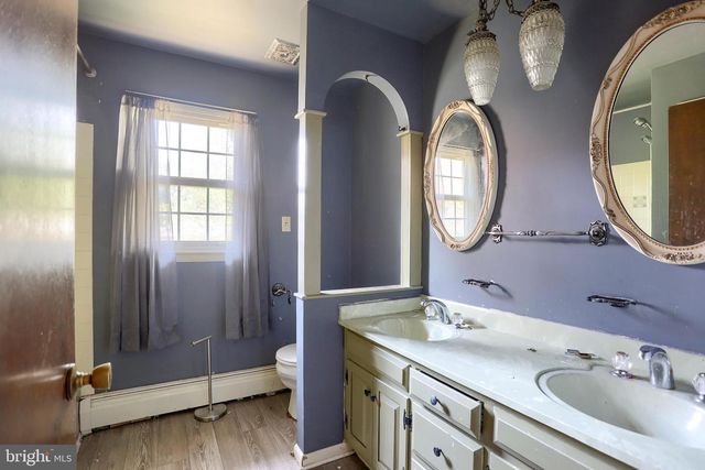 1884 DUBS CHURCH RD, Hanover, PA 17331