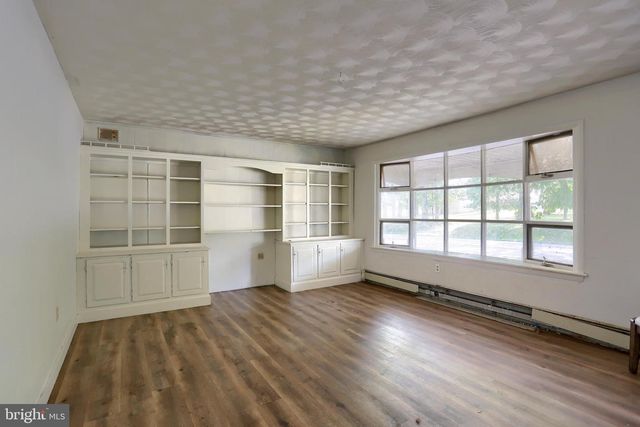 1884 DUBS CHURCH RD, Hanover, PA 17331