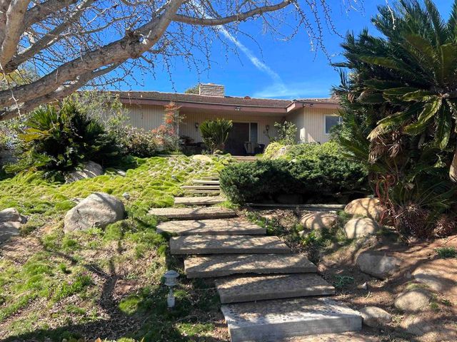 3250 Sunny Creek Rd, Carlsbad, CA 92010