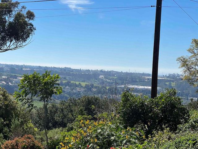 3250 Sunny Creek Rd, Carlsbad, CA 92010