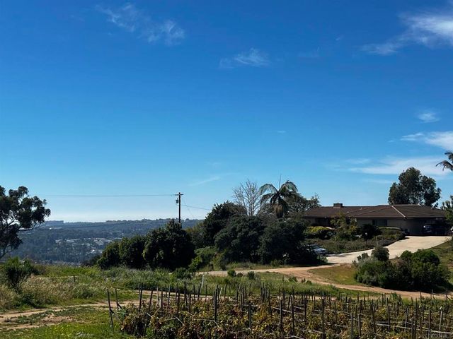 3250 Sunny Creek Rd, Carlsbad, CA 92010