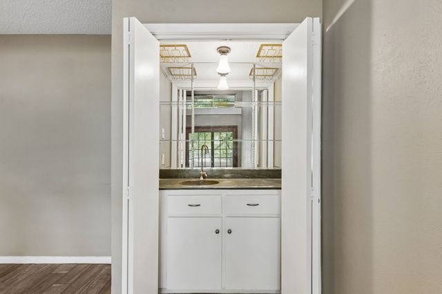 1806 Lakecrest Court, Carrollton, TX 75006