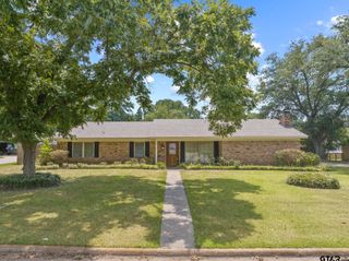 909 Elizabeth St, Gilmer, TX 75644