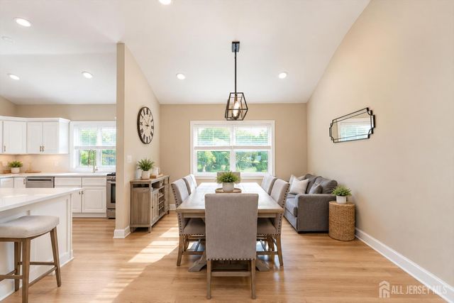 15 Foxwood Drive, Franklin, NJ 08873