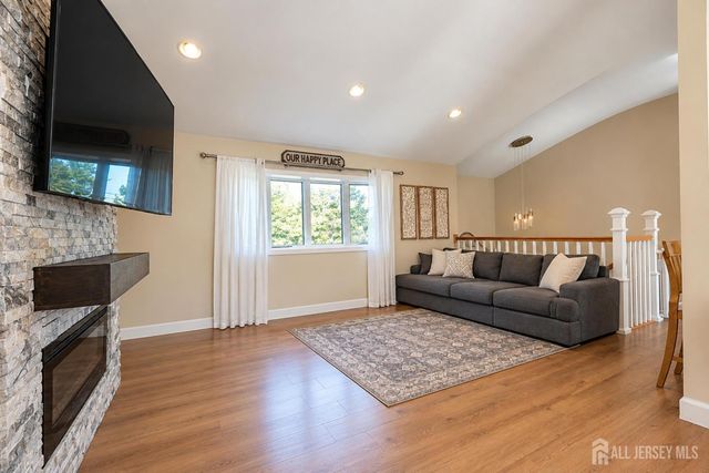 15 Foxwood Drive, Franklin, NJ 08873