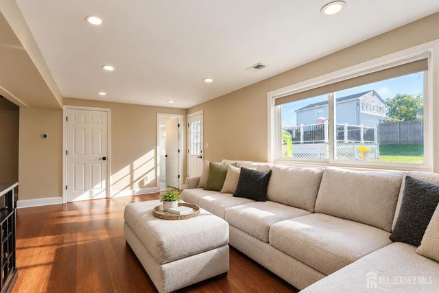 15 Foxwood Drive, Franklin, NJ 08873