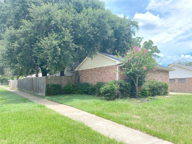 16222 Summer Dew Lane, Houston, TX 77095