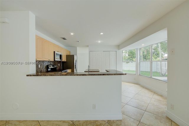 1127 SW 104th Way, Pembroke Pines, FL 33025