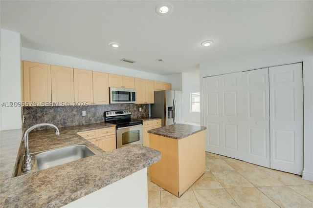 1127 SW 104th Way, Pembroke Pines, FL 33025