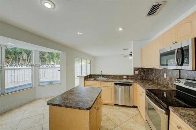 1127 SW 104th Way, Pembroke Pines, FL 33025