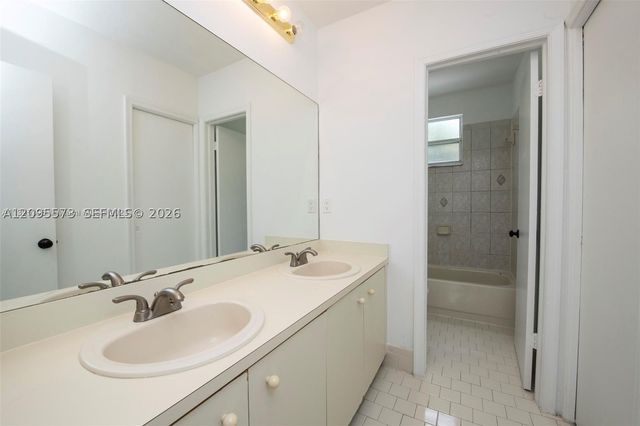 1127 SW 104th Way, Pembroke Pines, FL 33025