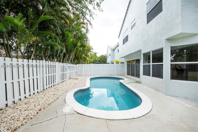 1127 SW 104th Way, Pembroke Pines, FL 33025