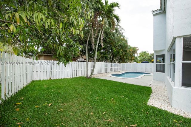 1127 SW 104th Way, Pembroke Pines, FL 33025