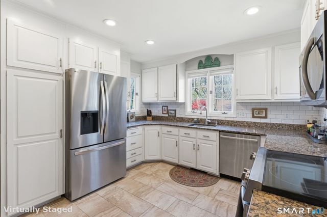 12 Lindros Lane, Waterford, CT 06385