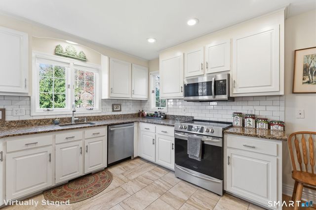 12 Lindros Lane, Waterford, CT 06385
