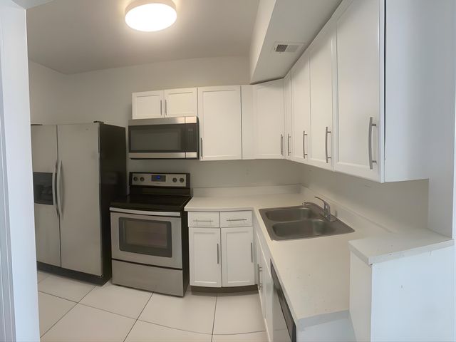 3600 NW 21st Street Unit 406, Lauderdale Lakes, FL 33311