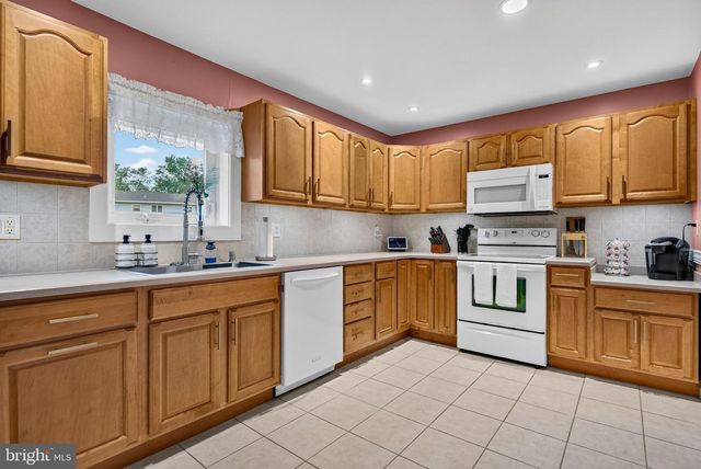 12 WOODBRIDGE RD, Gibbsboro, NJ 08026
