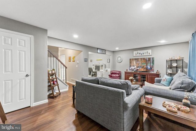 6 DEVONSHIRE CT, Ewing, NJ 08628