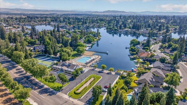 10771 N Windham Bay Circle, Fresno, CA 93730
