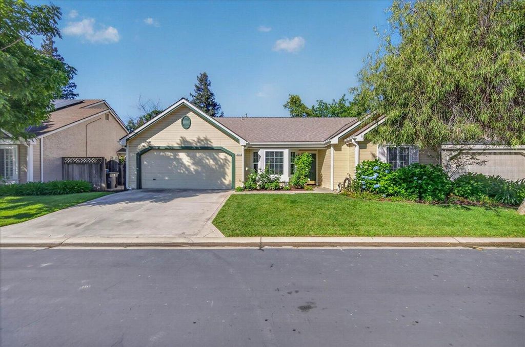 10771 N Windham Bay Circle, Fresno, CA 93730