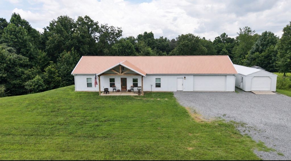 4423 Highland Rd, Lafayette, TN 37083