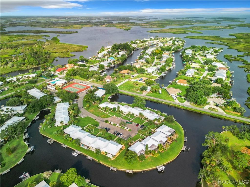 11592 W Kingfisher Court, Crystal River, FL 34429