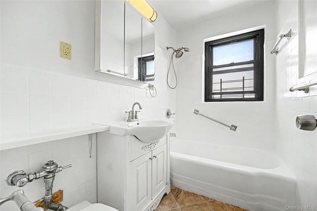 6395 Austin Street 5J, Rego Park, NY 11374