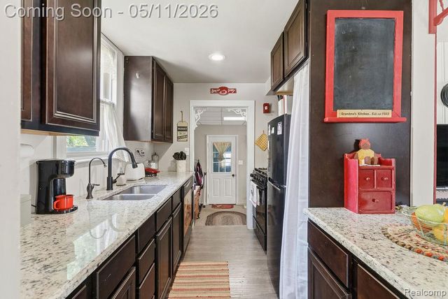 310 W Caroline Street, Fenton, MI 48430