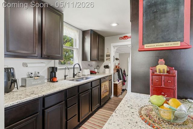 310 W Caroline Street, Fenton, MI 48430
