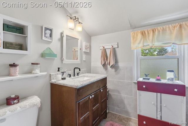 310 W Caroline Street, Fenton, MI 48430