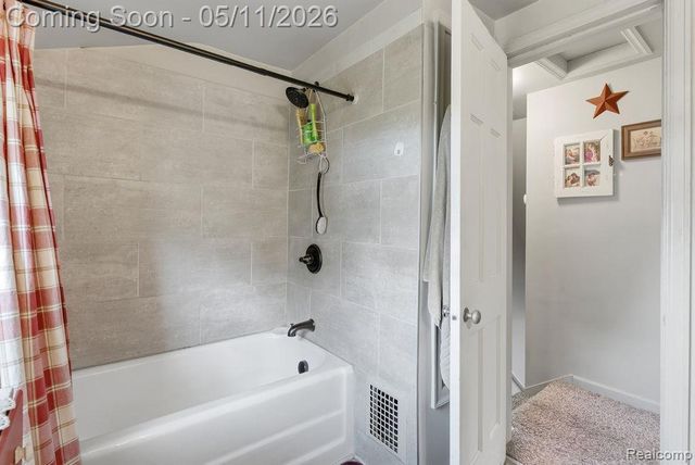310 W Caroline Street, Fenton, MI 48430