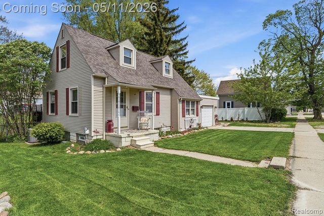 310 W Caroline Street, Fenton, MI 48430