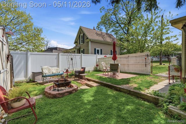 310 W Caroline Street, Fenton, MI 48430