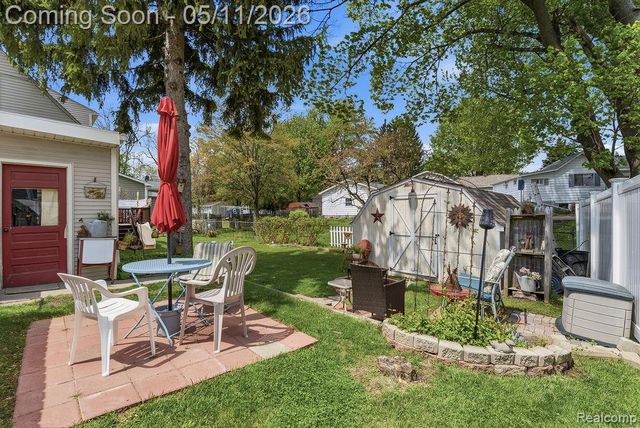 310 W Caroline Street, Fenton, MI 48430