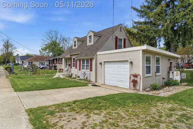 310 W Caroline Street, Fenton, MI 48430