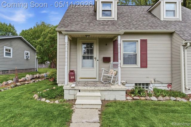 310 W Caroline Street, Fenton, MI 48430