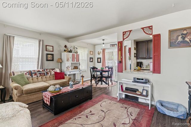 310 W Caroline Street, Fenton, MI 48430