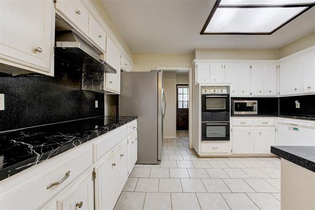 1825 N Oakhill Road, Bethany, OK 73008