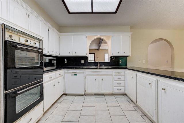 1825 N Oakhill Road, Bethany, OK 73008