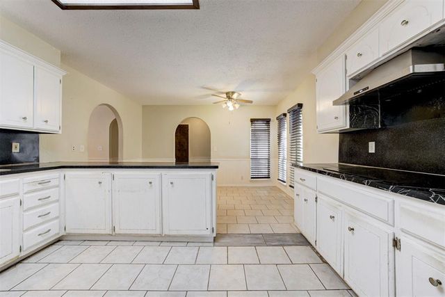 1825 N Oakhill Road, Bethany, OK 73008