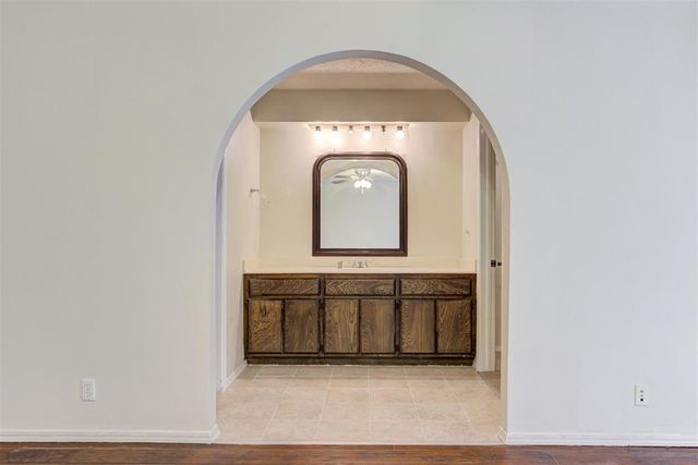 1825 N Oakhill Road, Bethany, OK 73008