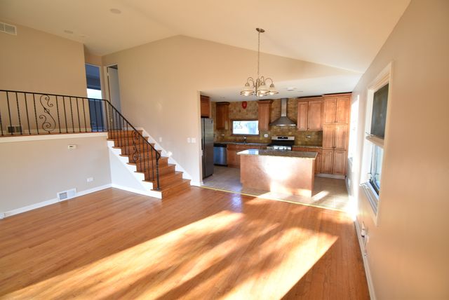 907 S Elmhurst Road, Mount Prospect, IL 60056
