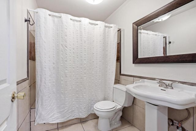 4867 E Leisure Ave, Fresno, CA 93727
