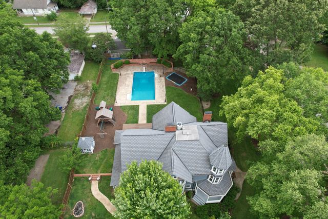 1435 E Walnut Street, Springfield, MO 65802