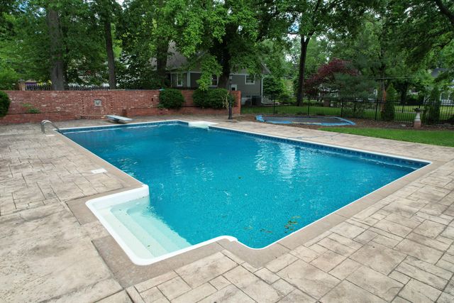 1435 E Walnut Street, Springfield, MO 65802