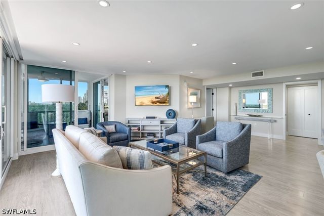 6101 Pelican Bay BLVD 305, Naples, FL 34108