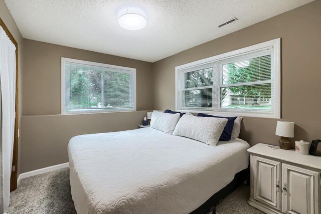 9182 Jergen Bay S, Cottage Grove, MN 55016