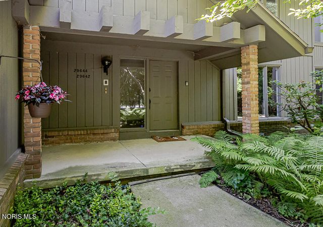 29642 E River Road, Perrysburg, OH 43551