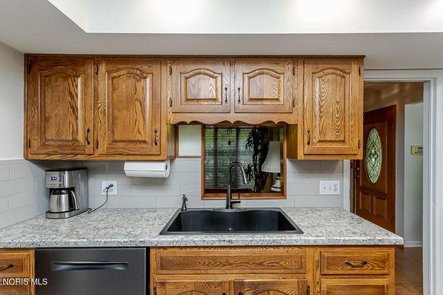 29642 E River Road, Perrysburg, OH 43551