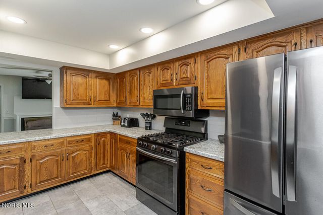 29642 E River Road, Perrysburg, OH 43551